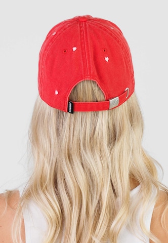 Kleinigkeit - Boné 'Love Is All Around' em vermelho