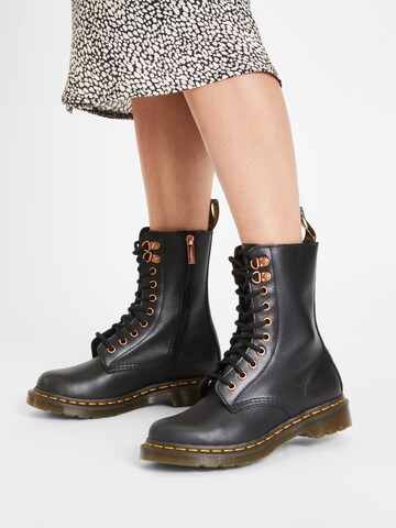 Bottes à lacets 'Wanama' Dr. Martens en noir : devant