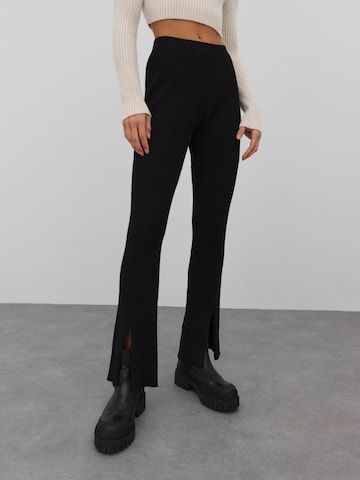 EDITED جينز ذات سيقان واسعة سراويل 'Enora' بلون أسود: الأمام