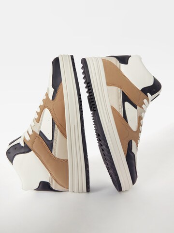 Sneaker alta di Bershka in colori misti