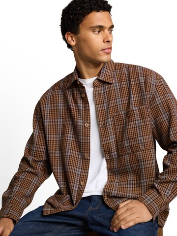 TOM TAILOR DENIM - Ajuste regular Camisa en marrón