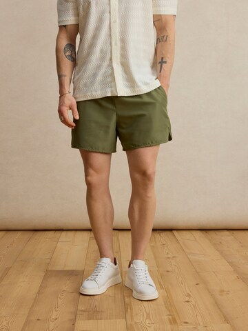 DAN FOX APPAREL Шорти за плуване 'Faris' в зелено: отпред