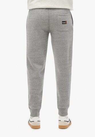 Effilé Pantalon 'Essential' Superdry en gris : devant