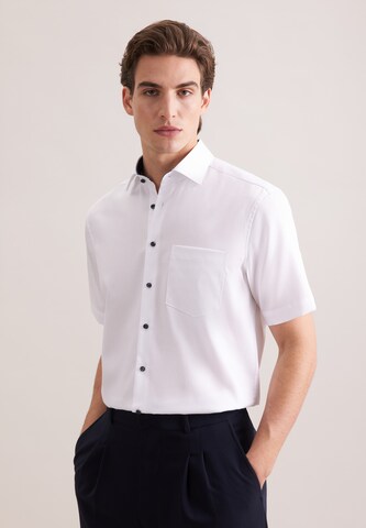 Coupe regular Chemise business 'SMART ESSENTIALS' SEIDENSTICKER en blanc : devant