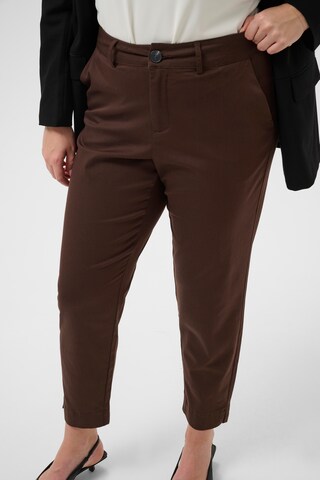 KAFFE CURVE Slimfit Chino nadrág 'KCleana' - barna