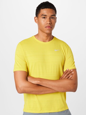 T-Shirt fonctionnel 'Miler' NIKE en jaune : devant