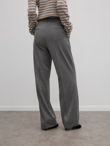 RÆRE by Lorena Rae Loose fit Pleat-Front Pants in Grey