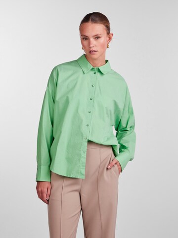 PIECES - Blusa 'Tanne' en verde: frente