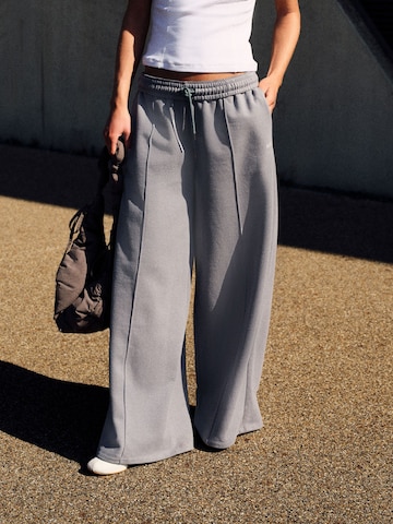 Wide leg Pantaloni sportivi di self. in grigio: frontale
