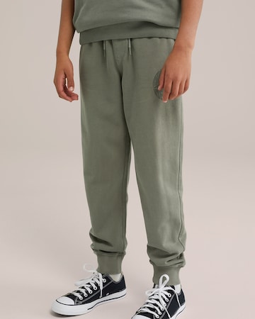 Tapered Pantaloni de la WE Fashion pe verde: față