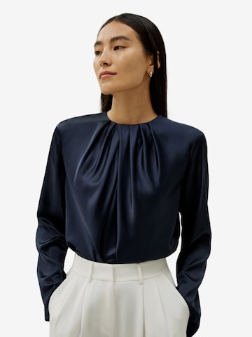 Lilysilk Trachtenshirt 'Seidentop mit gerüschtem Ausschnitt' in Blau: Vorderseite