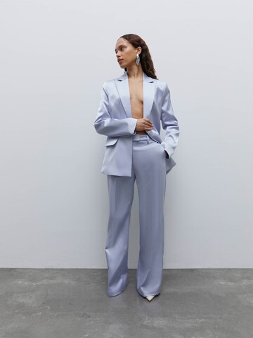 Flared Pantaloni con piega frontale di Fleur by Kaviar Gauche in blu