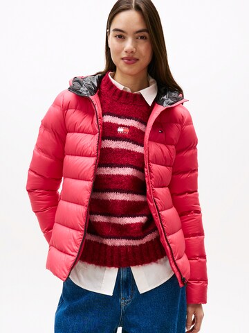 Tommy Jeans Jacke (GRS) in Rot: Vorderseite