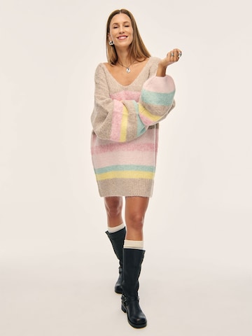 Kamila Šikl Knitted dress in Beige: front
