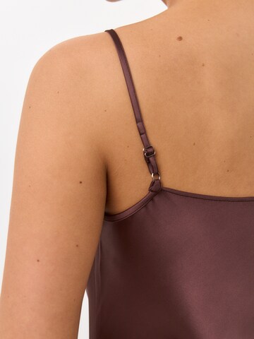 Serena Silueta Klänning 'Below the knee satin slip dress 'Grace'' i brun