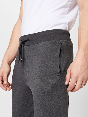4F Ozke Športne hlače | siva barva