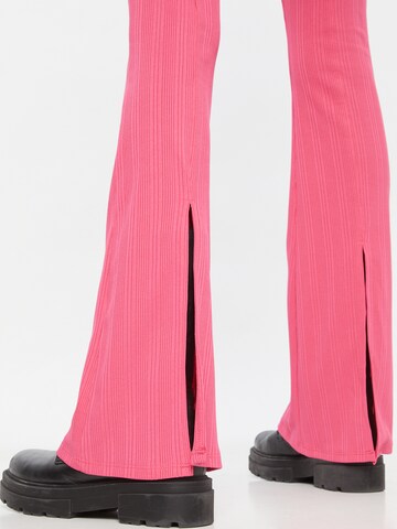 River Island Rozkloszowany krój Spodnie 'SPLIT' w kolorze różowy