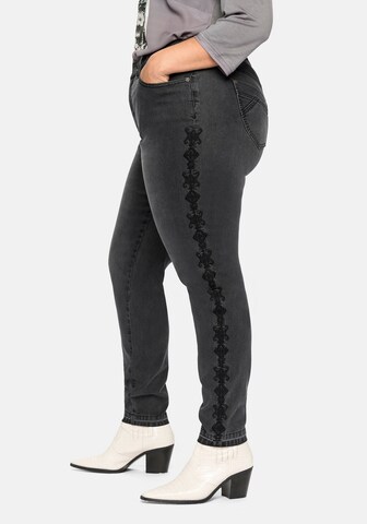 SHEEGO Skinny Jeans in Schwarz