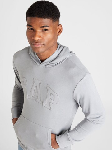 GAP Regular Fit Sweatshirt i grå