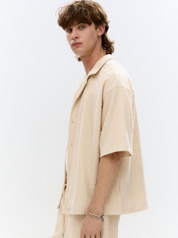 Pull&Bear Comfort Fit Skjorte i beige