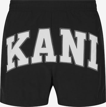 Karl Kani Boardshorts in Zwart: voorkant