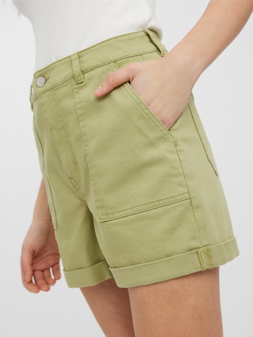 VERO MODA Regular Shorts 'Kathy' in Grün