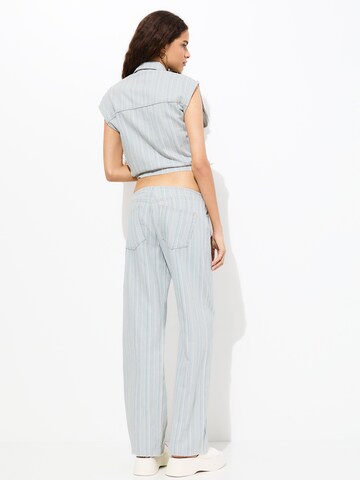 Pull&Bear Ohlapna forma Kavbojke | modra barva