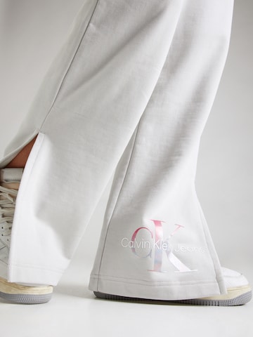 Calvin Klein JeansFlared/zvonoliki kroj Hlače - siva boja