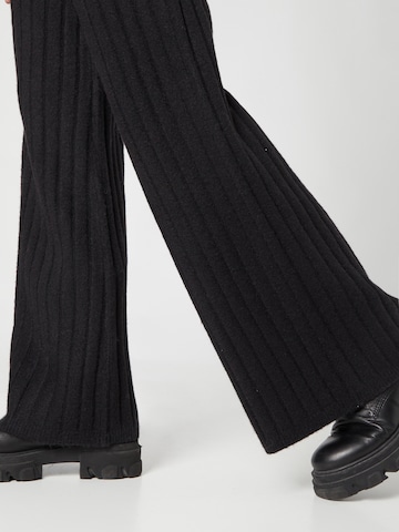 florence by mills exclusive for ABOUT YOU Szeroka nogawka Spodnie 'Pieris' w kolorze czarny