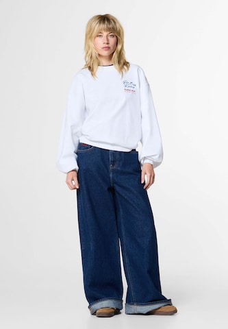 Red Bull Racing x Pepe Jeans Sweatshirt 'Driving' in Wit