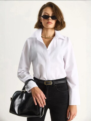 Bianco Lucci - Blusa em branco: frente
