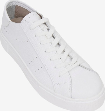 Desa Classic Flats 'Lässige Spitze' in White: front