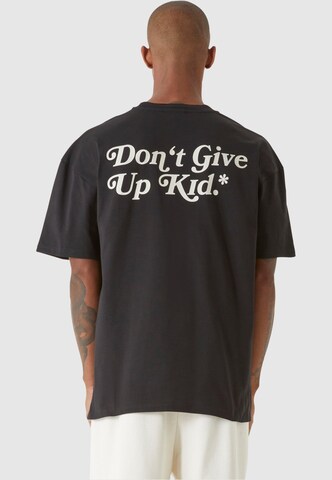 9N1M SENSE Тениска 'Dont't Give Up Kid' в черно: отпред