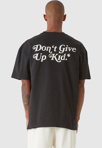 Maglietta 'Dont't Give Up Kid' di 9N1M SENSE in nero: frontale