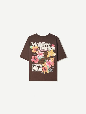 Tricou supradimensional de la Bershka pe maro