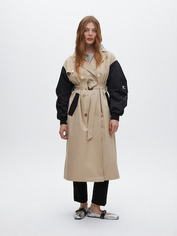 Cappotto di mezza stagione di Lola Casademunt in beige: frontale