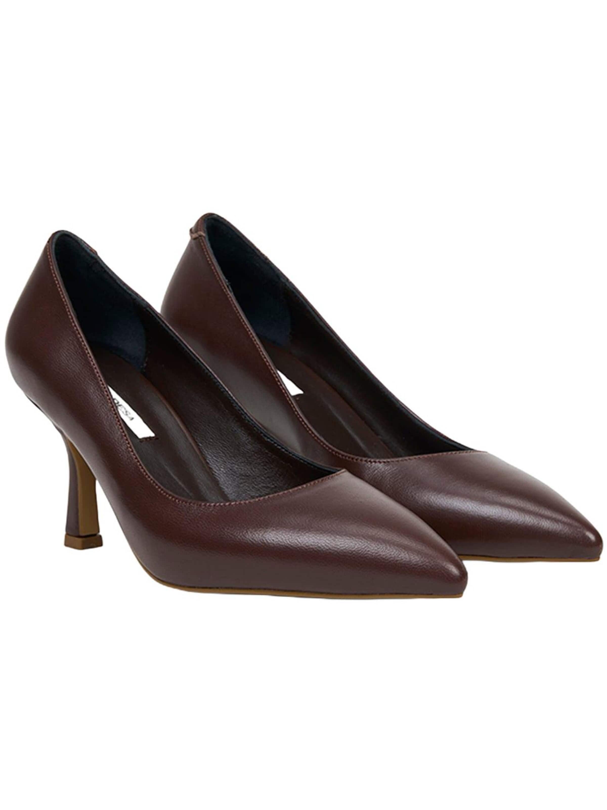 Desa Pumps in Bruin
