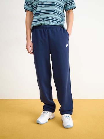 Nike Sportswear Loosefit Hose 'Club Fleece' in Blau: Vorderseite