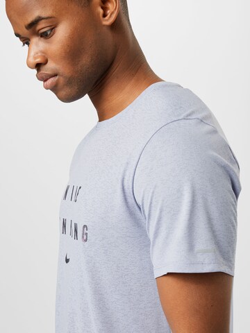 T-Shirt fonctionnel 'Miler Run Division' NIKE en bleu