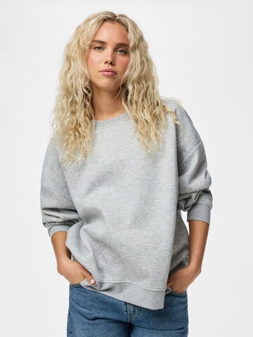 Sweat-shirt 'PCChilli' PIECES en gris : devant