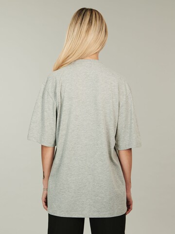 T-shirt 'Cosima' ABOUT YOU x Alina Eremia en gris