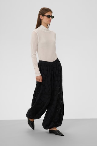 SOAKED IN LUXURY Wide leg Broek 'Felina' in Zwart