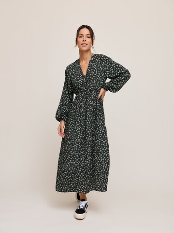 Robe A LOT LESS en vert : devant