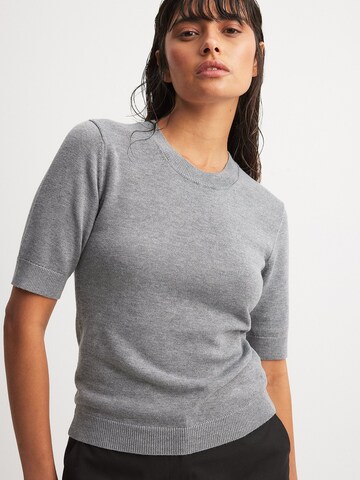 NA-KD Sweater in Grey: front