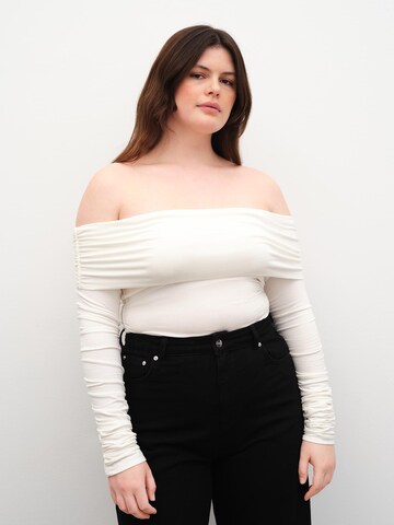 RÆRE by Lorena Rae - Camiseta 'Fabia' en blanco