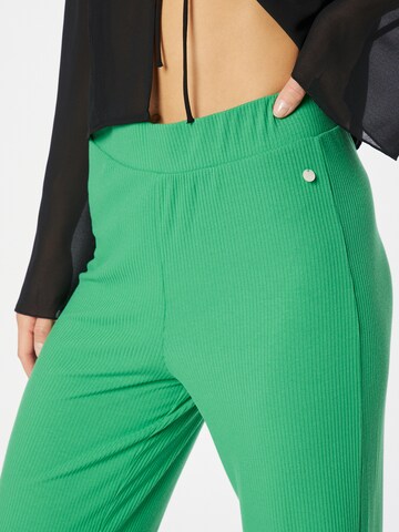 NÜMPH - Bootcut Calças 'CARDI' em verde