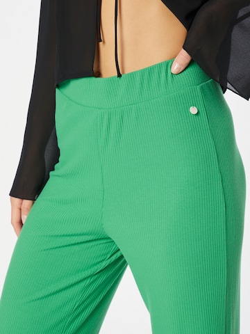 Bootcut Pantalon 'CARDI' NÜMPH en vert