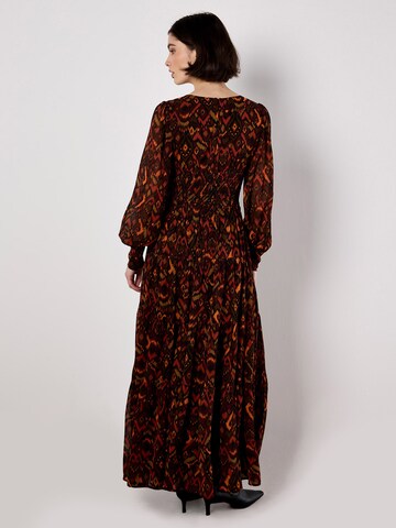 Apricot Kleid in Rot