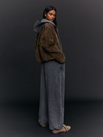 BershkaBarrel Hlače - siva boja