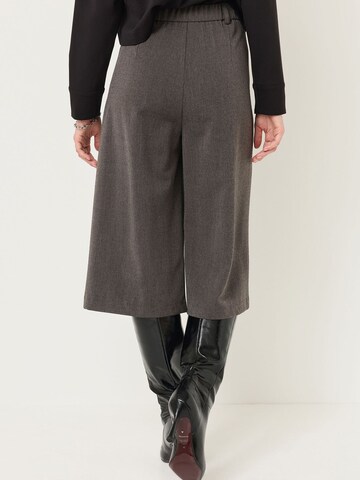Tamaris Loose fit Pleat-front trousers in Grey: front
